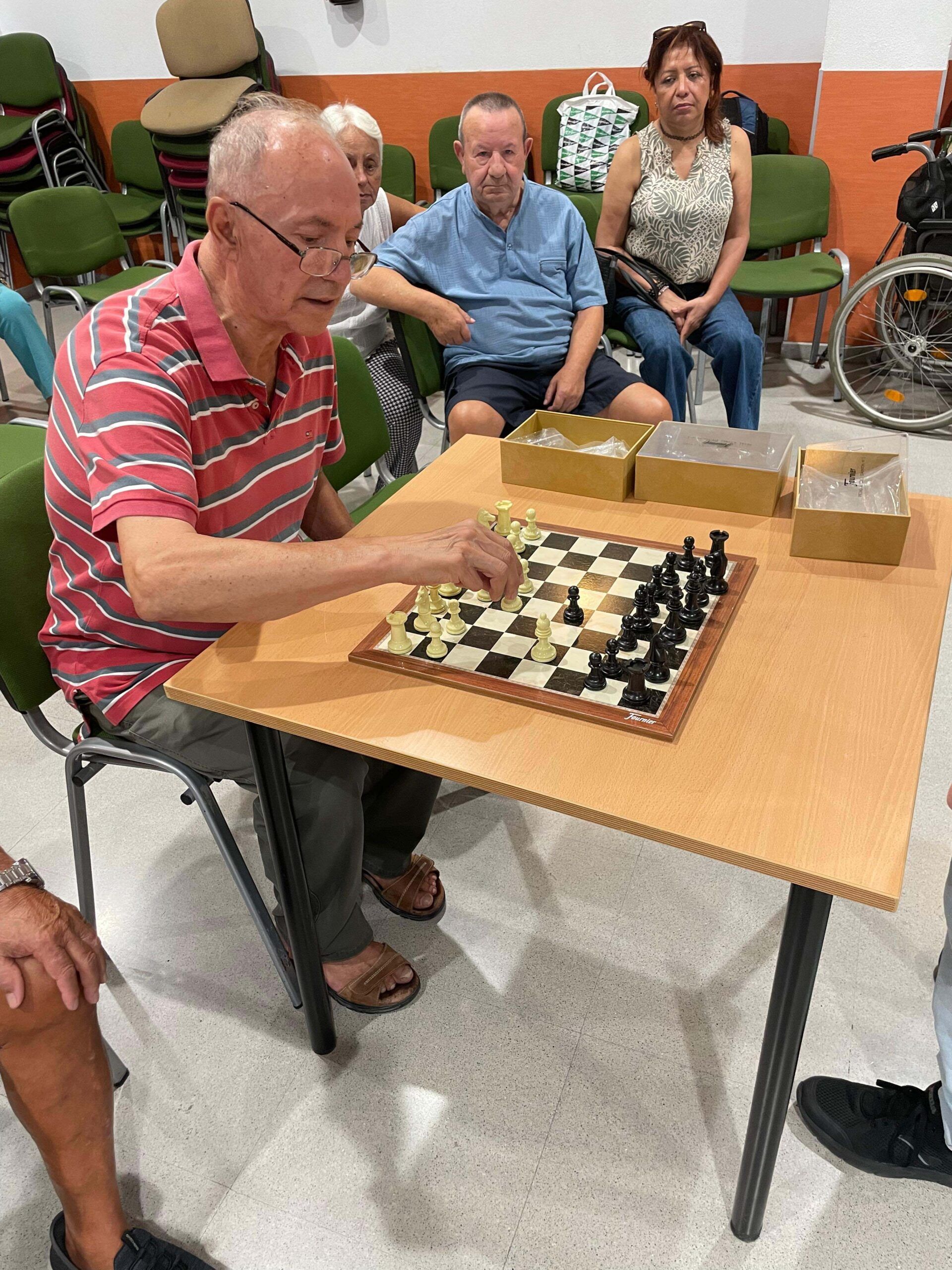 Patient de l’Association Parkinson de Málaga jouant aux échecs